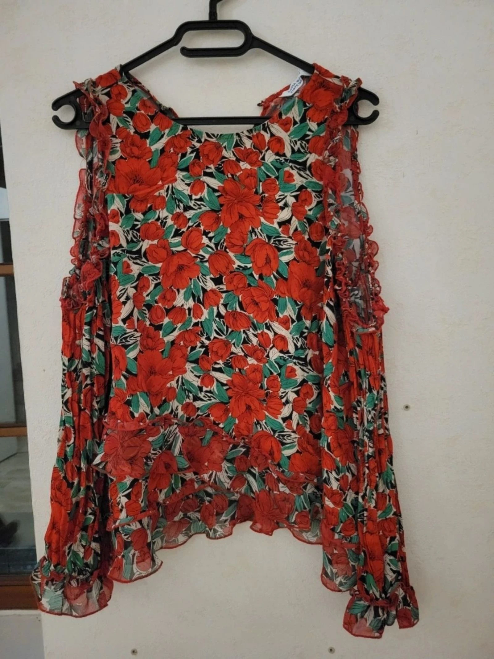 Top fluido zara Basic de ombros descobertos com flores tamanho l – photo 2